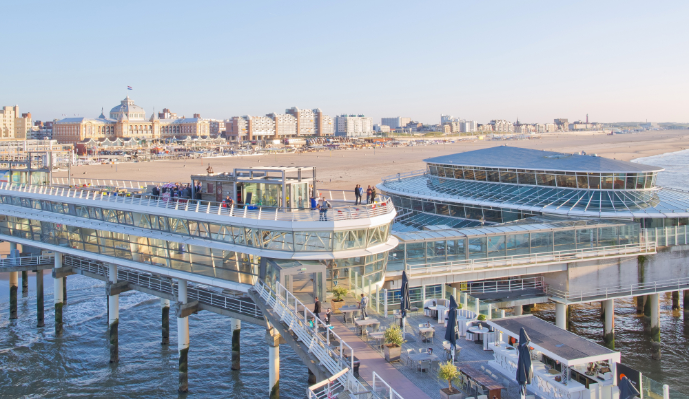 Uitzicht op de Pier en strand van Scheveningen vanaf de Noordzee