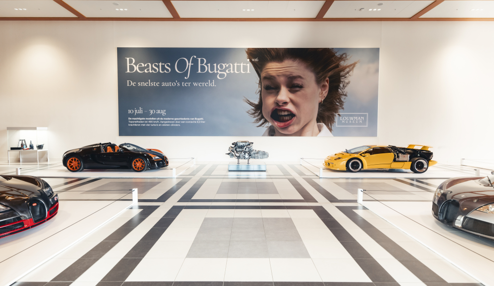 Zicht op verschillende Bugatti-auto's in het Louwman Museum.