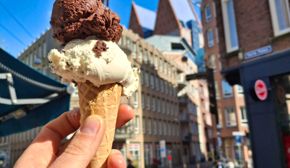 Eiswaffel mit Schokoladen- und Vanillegeschmack in Den Haag