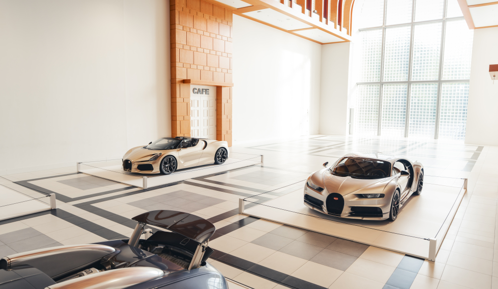 Twee Bugatti-auto's uitgestald in een moderne showroom