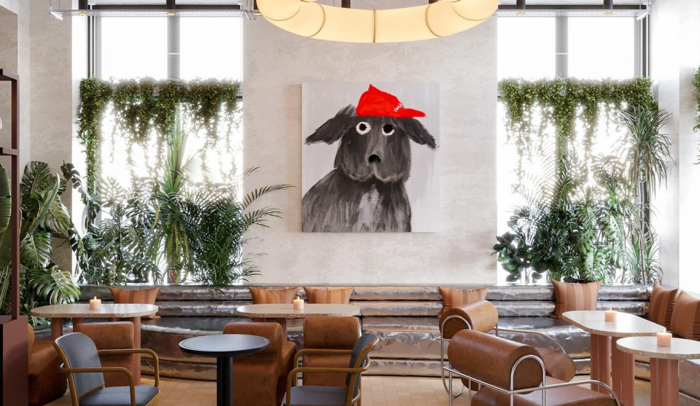 Lege interieur van Kantoor 1643 met houten tafels en leren stoelen, planten in het raam en een grappig schilderij van een hondje met en rode pet op.