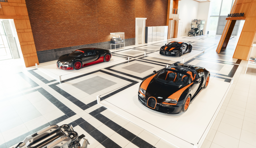 Verschillende Bugatti sportwagens in een museum.