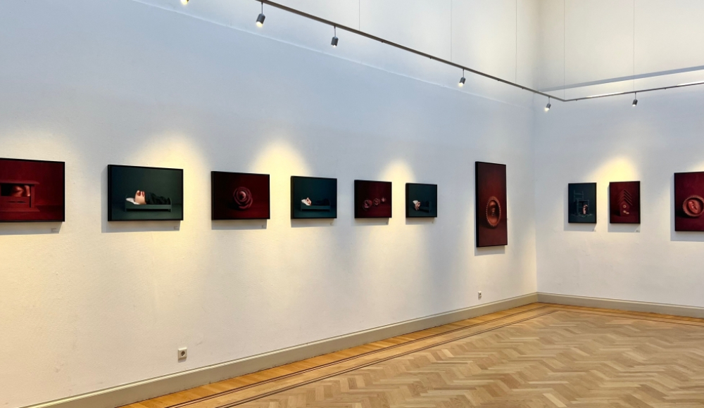 Zicht op een galerij met verschillende kunstwerken aan de muur Zicht op een galerij met verschillende kunstwerken aan de muur