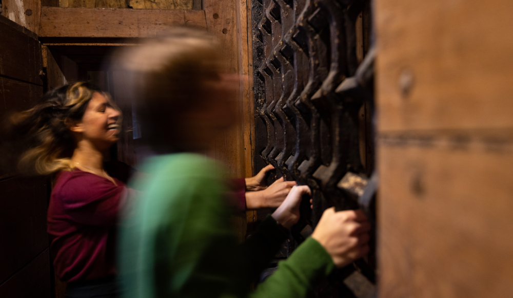 Kinderen in de gevangenis in Rijksmuseum de Gevangenpoort rammelen aan het hek.