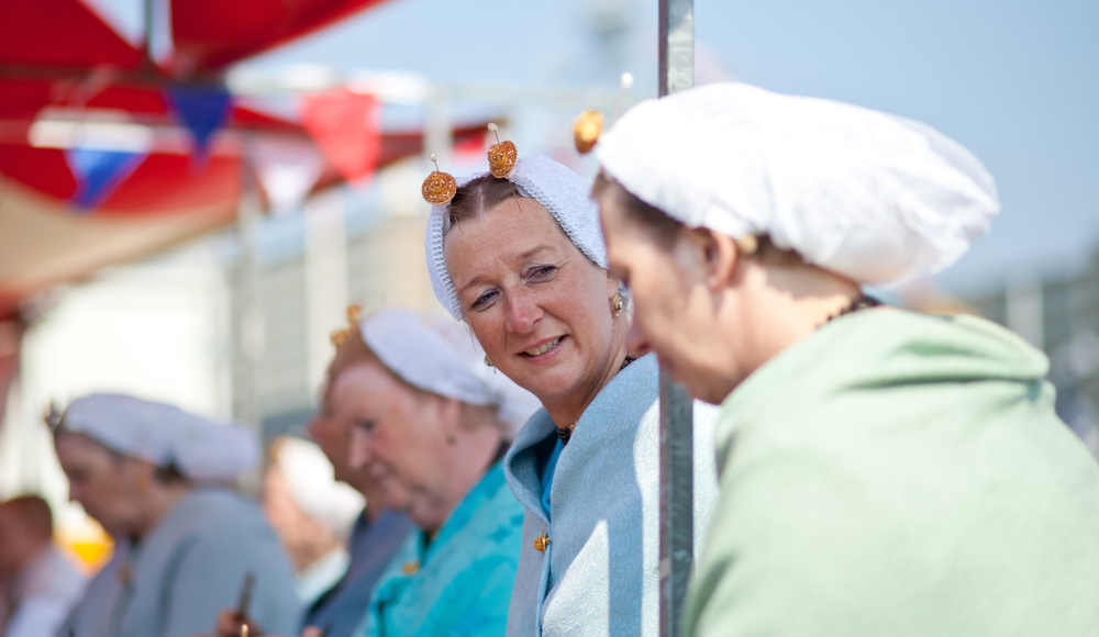 Dames in traditionele klederdracht tijdens Vlaggetjesdag in Scheveningen