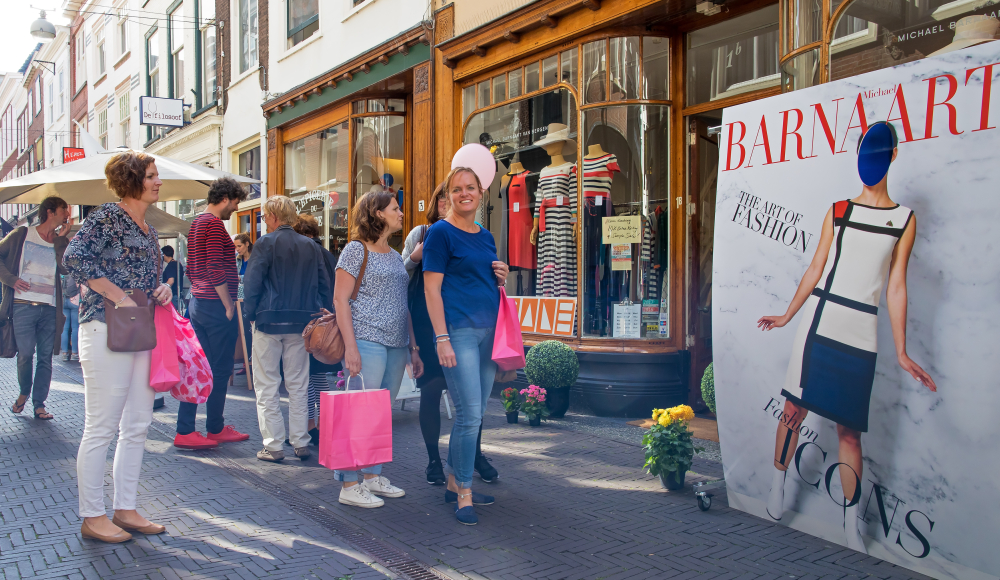 Winkelend publiek in de Papestraat in het Hofkwartier Den Haag