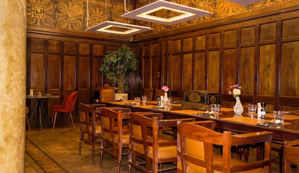 Interieur van een vergaderzaal met houten panelen