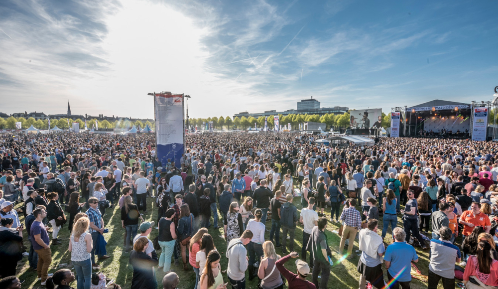 Mensen op het Malieveld tijdens Bevrijdingsfestival Den Haag