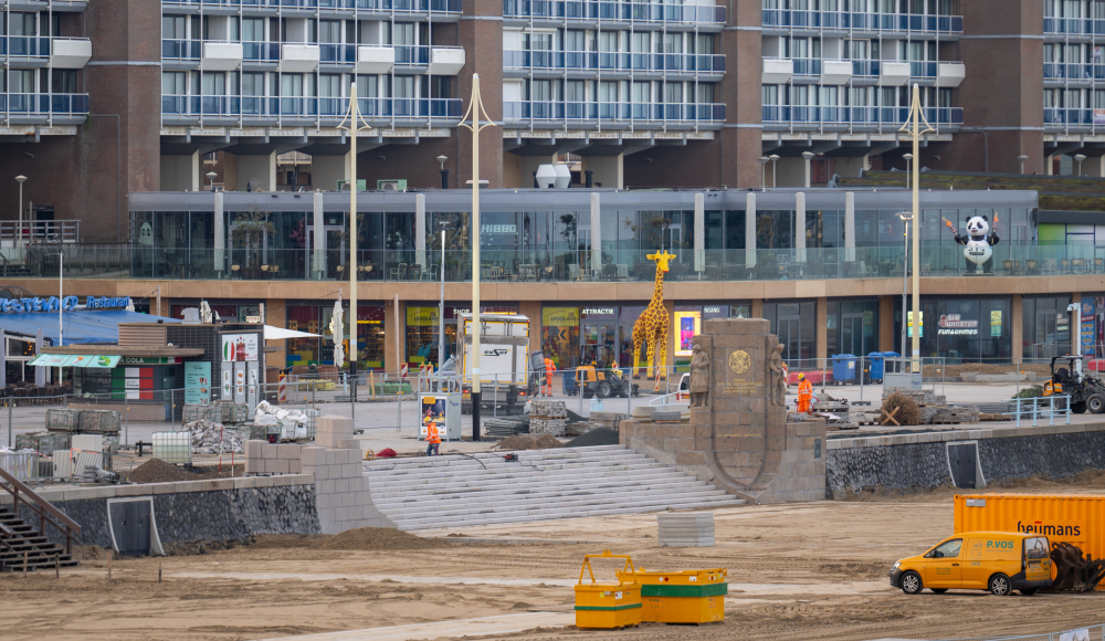 Bouwactiviteiten en een giraffe bij de boulevard van Scheveningen.