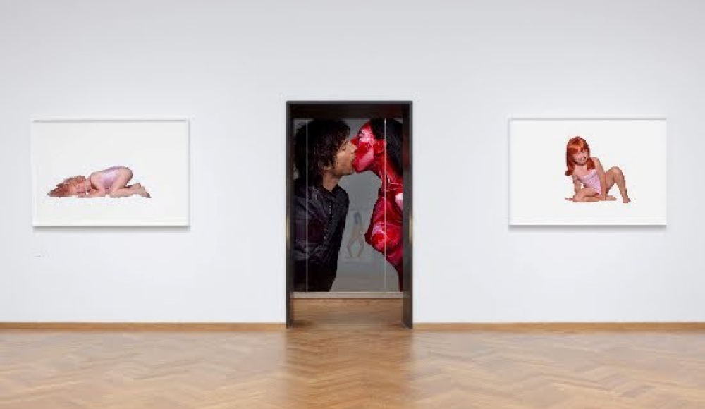 Kunstwerken in een expositie met een deur ertussen