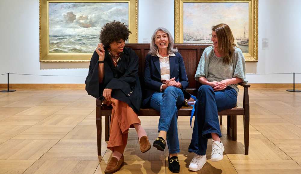 Panorama Mesdag (c) Jan-Kees Steenman. Twee vrouwen en een man zitten op een bankje lachend te genieten van kunst in een zaal van Panorama Mesdag. Panorama Mesdag (c) Jan-Kees Steenman. Twee vrouwen en een man zitten op een bankje lachend te genieten van kunst in een zaal van Panorama Mesdag.