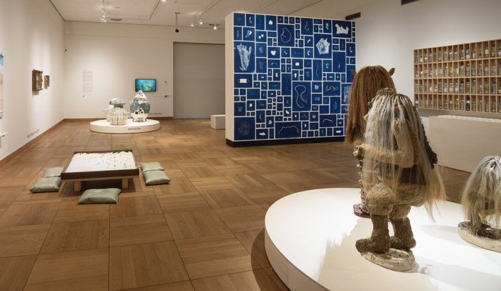 Interieur van een galerie met kunstwerken en beeldhouwwerken.