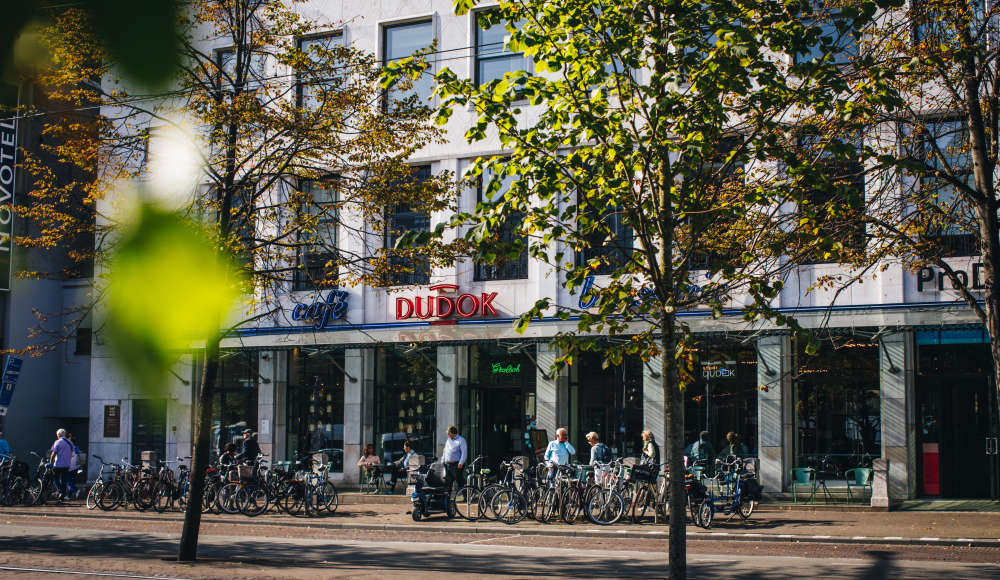 Buitenkant van restaurant Dudok in Den Haag tegenover het Binnenhof