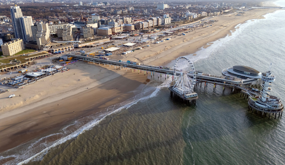 Uitzicht op de Pier van Scheveningen en het strand