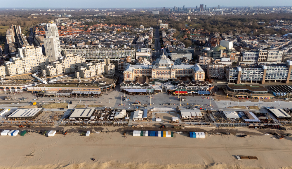 Uitzicht op het strand en de boulevard van Scheveningen.