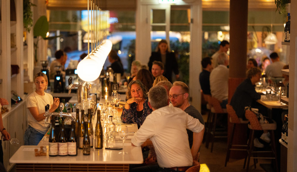 Menschen genießen Getränke in einer gemütlichen Bar