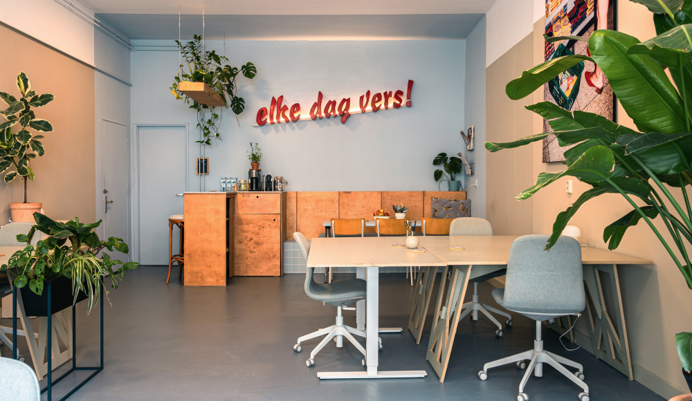 Interieur van Elke dag Vers! met flexplekken om te werken Interieur van Elke dag Vers! met flexplekken om te werken