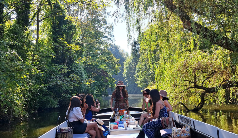 Vrouwen in een boot in het groene Den Haag genietend van een rondvaart.