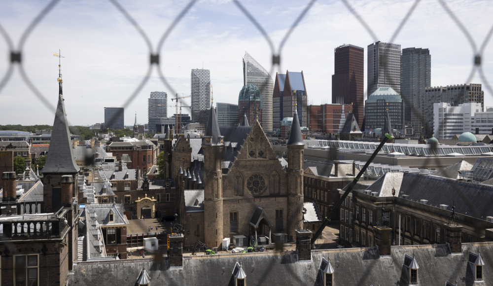 Het uitzicht over de skyling van Den Haag vanaf het Uitzichtpunt bij het Binnenhof