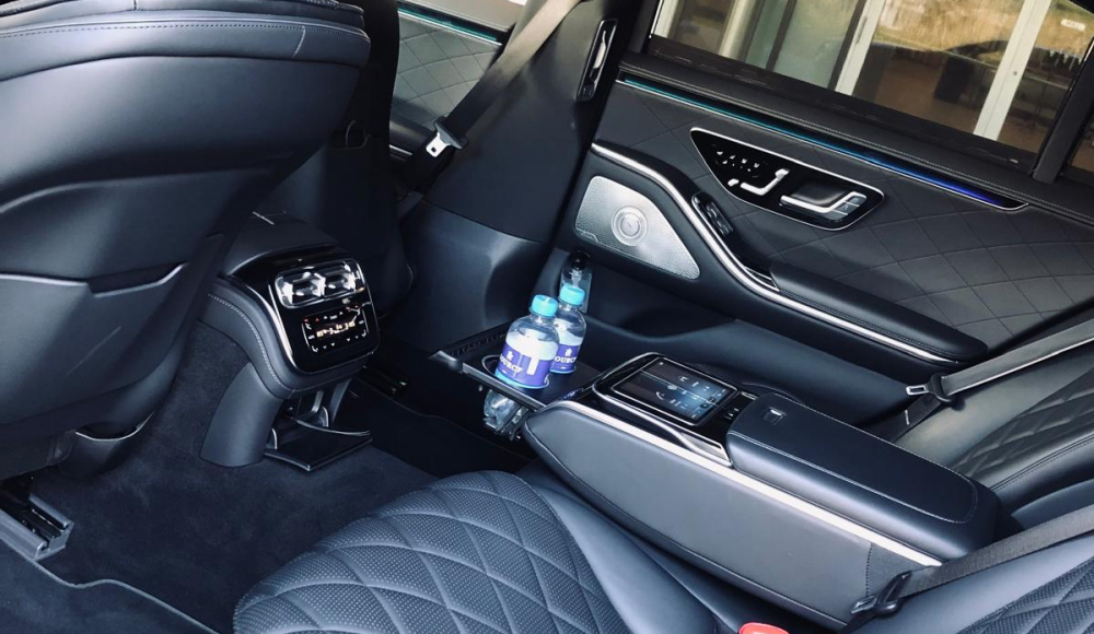 Haagse Taxi Lijn. Het interieur van een luxe auto met zwarte leren stoelen.