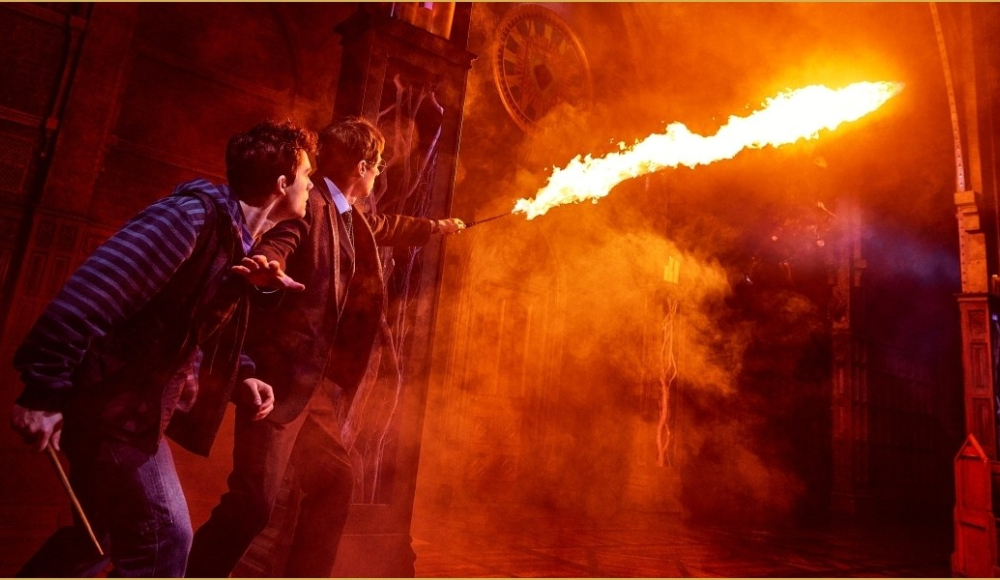 Twee tovenaars strijden met vlammen in een magische omgeving.