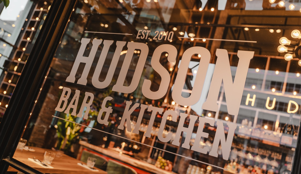 Eingang des Hudson Bar & Kitchen mit Beleuchtung