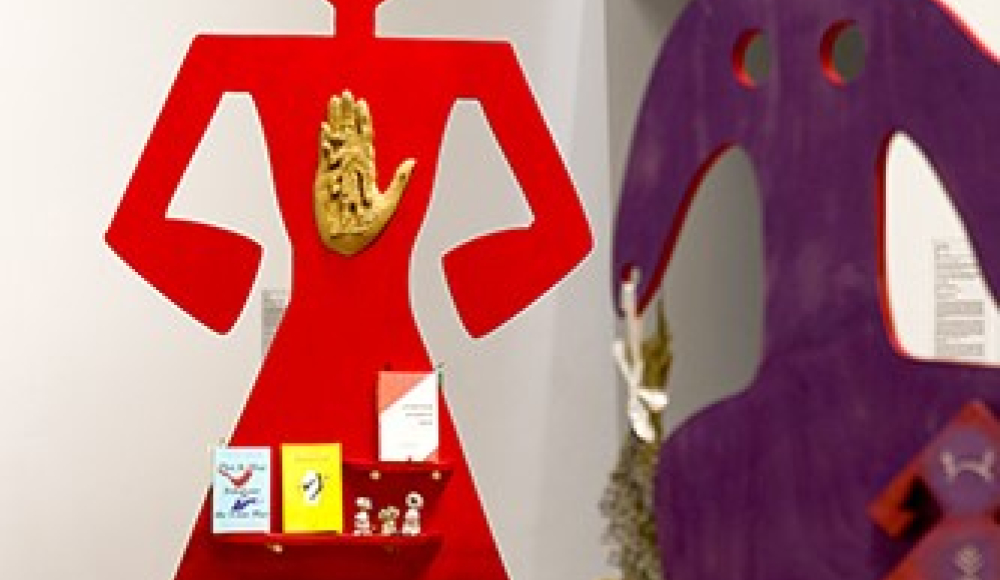 Kleurrijke kunstinstallatie met grote figuren en boeken