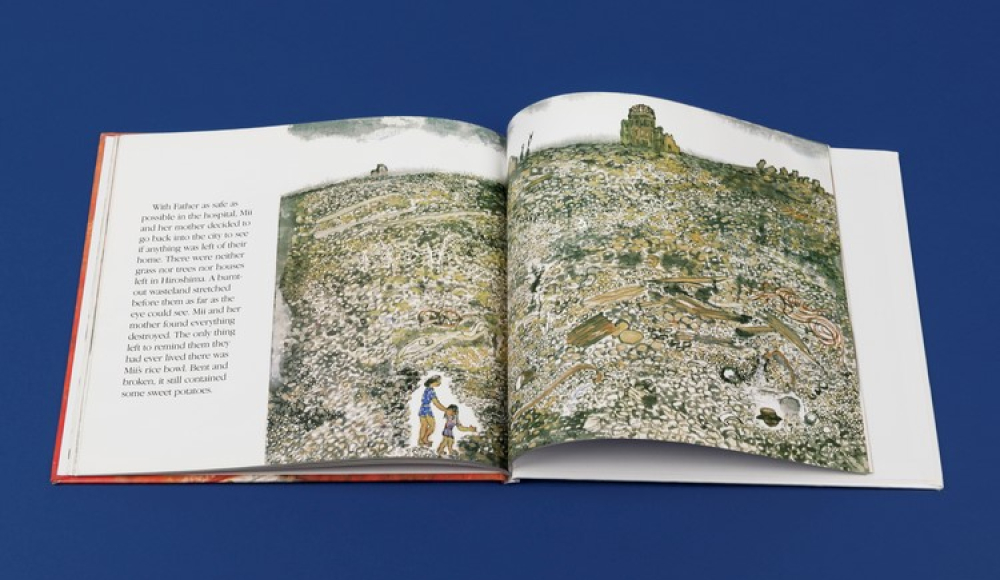 Een open boek met een illustratie van een landschap.