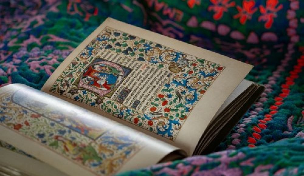 Een open middeleeuws boek met kleurrijke illustraties