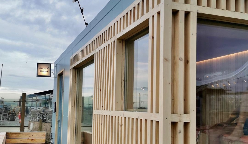 De houten buitenkant van de Kuuma Sauna bij Hartbeach in Scheveningen
