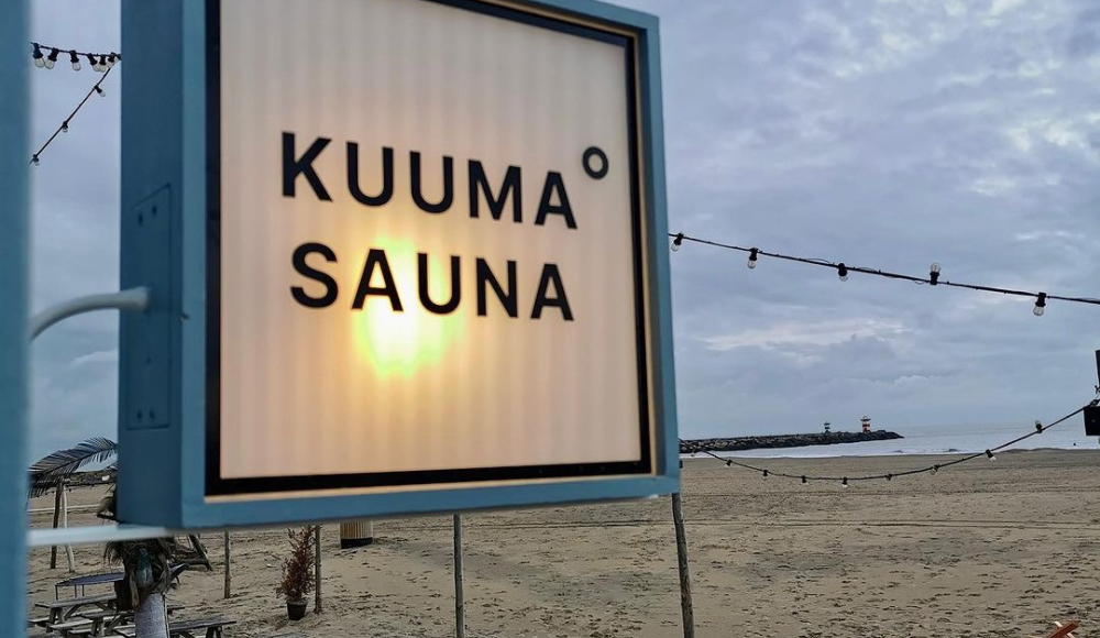 Naambord bij Kuuma Sauna bij Hartbeach in Scheveningen