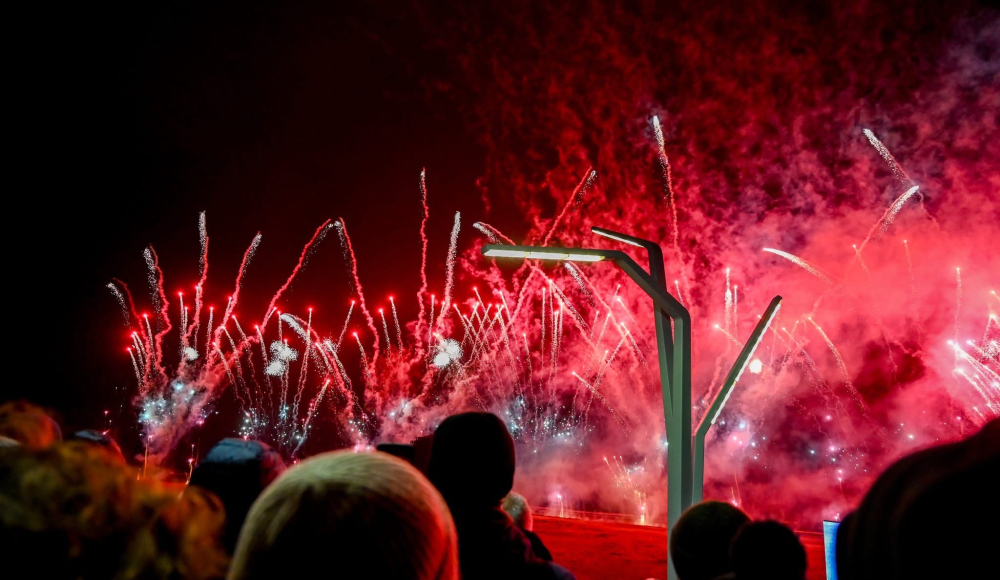 Roden en witte vuurwerkexplosies in de lucht