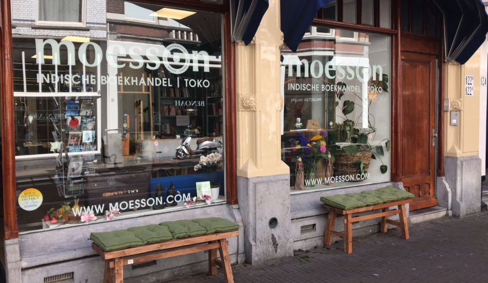 Voorgevel van de Moesson Indische boekhandel in Den Haag