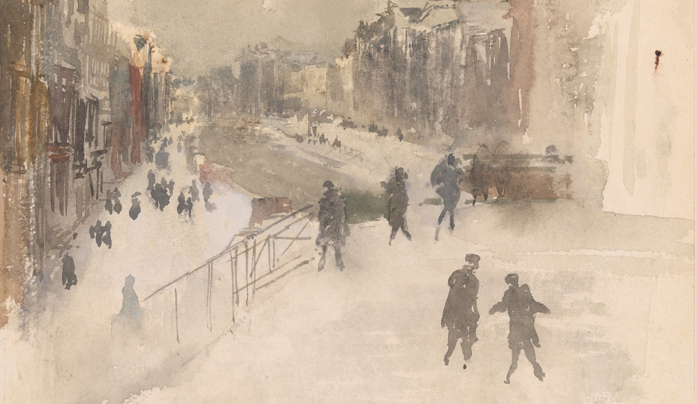 Een mistige straat met wandelende mensen