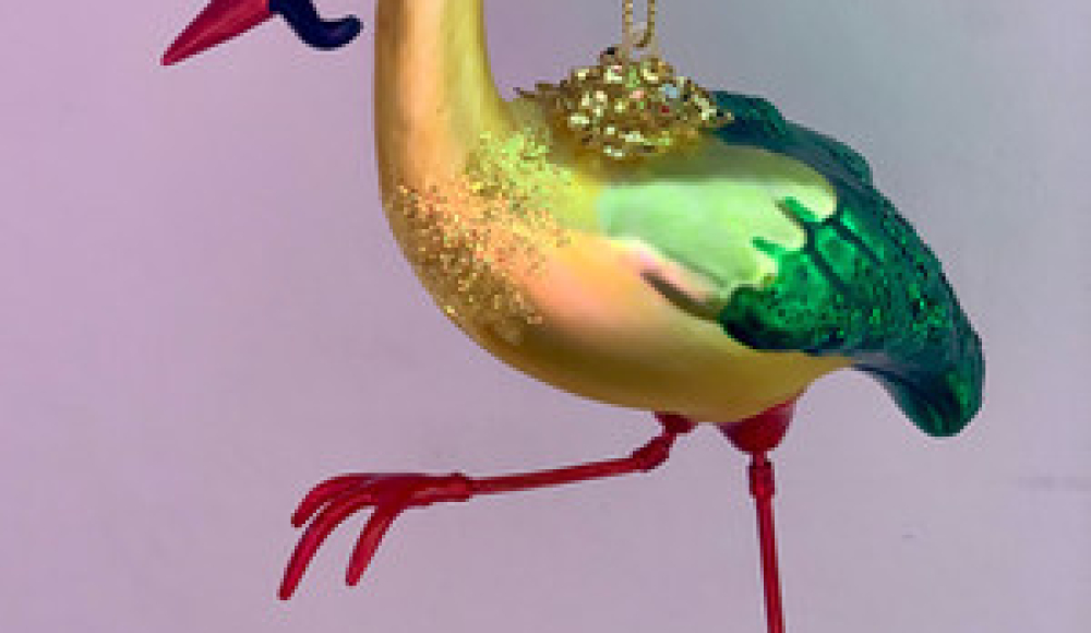 Kerstbal in de vorm van een Ooievaar in de kleuren groen/geel.