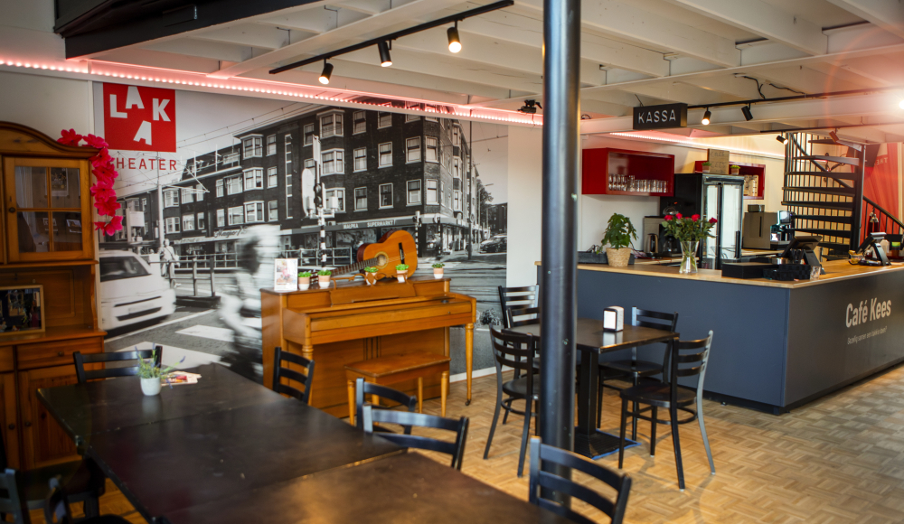 Intérieur du Café Kees avec une grande photo en noir et blanc sur le mur.