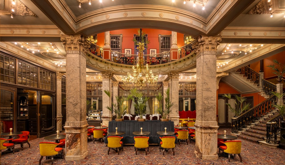 Stijlvol hotelinterieur met marmeren pilaren en kroonluchters.