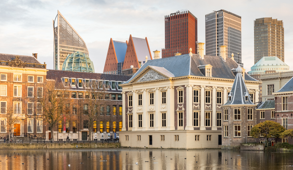 Mauritshuis aan Hofvijver met op de achtergrond de moderne skyline van Den Haag Mauritshuis aan Hofvijver met op de achtergrond de moderne skyline van Den Haag
