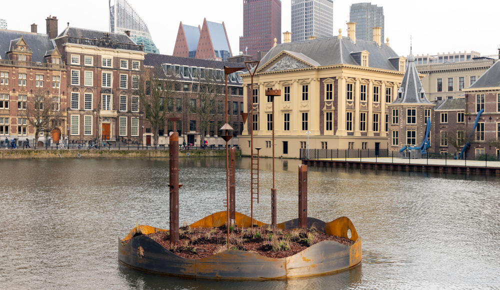 Een metalen eiland met planten in de Hofvijver van Den Haag.