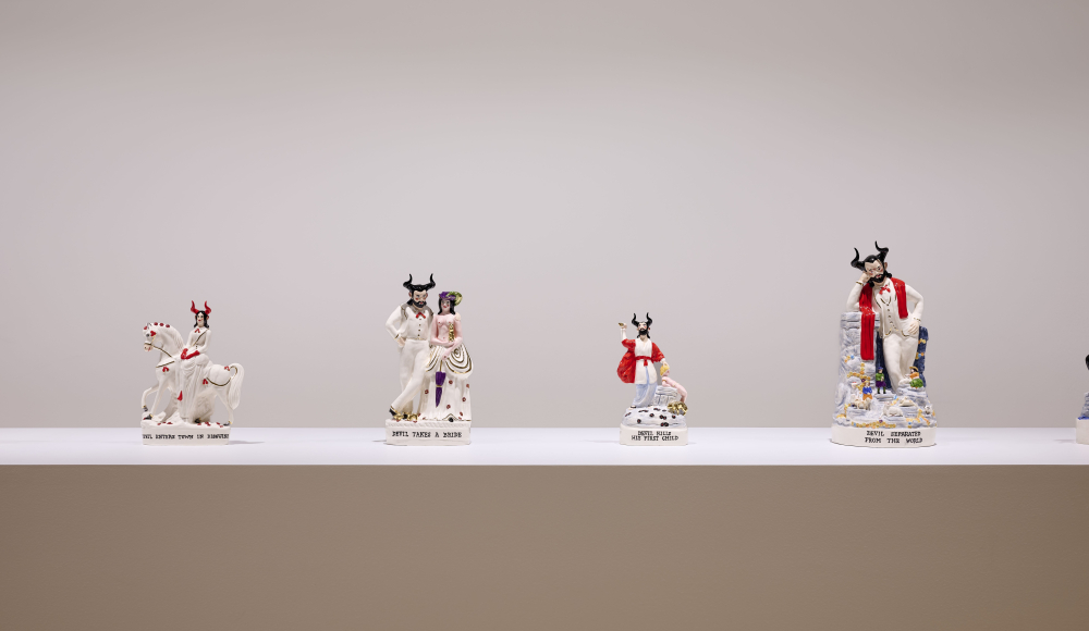 Vijf kleurrijke keramische beelden op een plint. Nick Cave, The Devil - A Life, 2020-2024, Collection museum Voorlinden © Antoine van Kaam