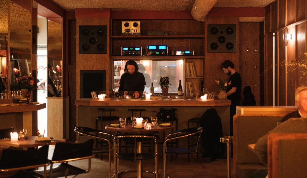 Gezellige eetplek in Den Haag. Interieur van gastrobar Onda Kissa met een barman achter de bar.