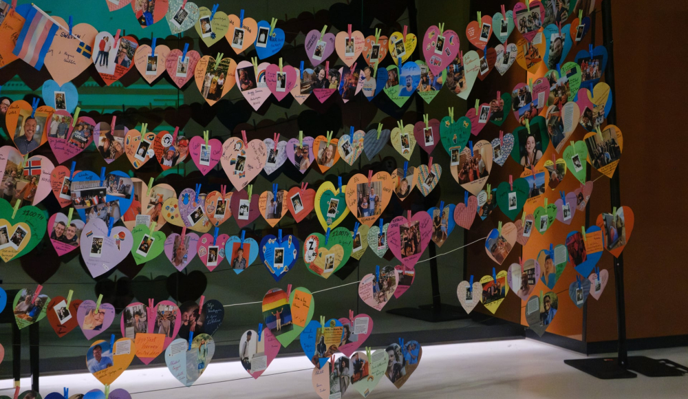 Een wand met hartvormige kaarten en foto's.
