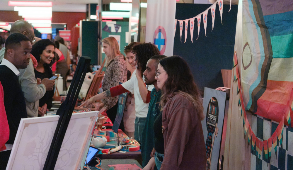 Mensen interactief op een beurs met kleurrijke stands.