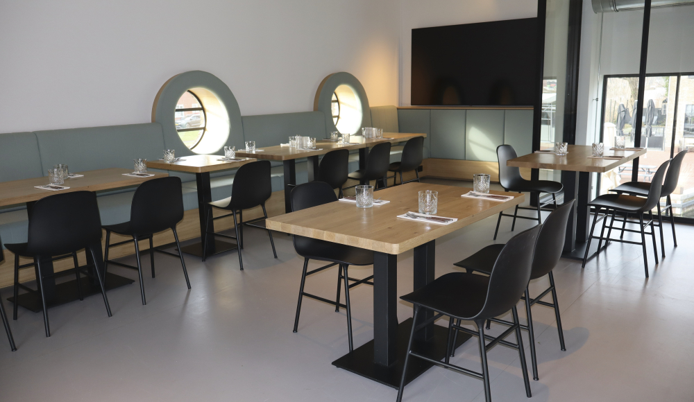 Intérieur d'un restaurant moderne avec des tables et des chaises.