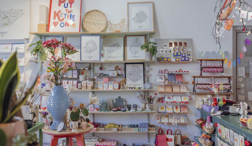 Een kleurrijke winkel vol cadeauartikelen en decoraties.