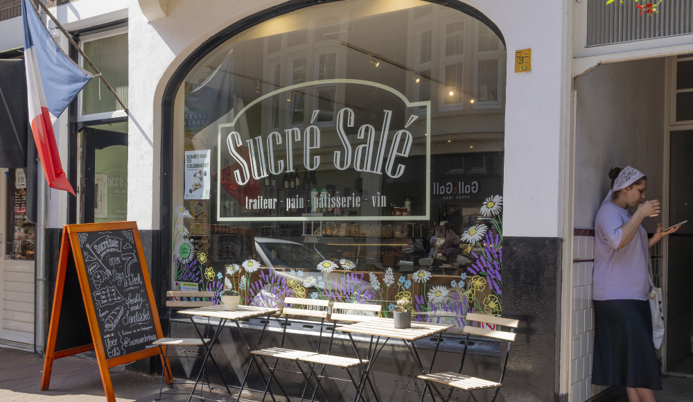 Buitenkant van de Franse bakkerij Sucré Salé met terrasje.