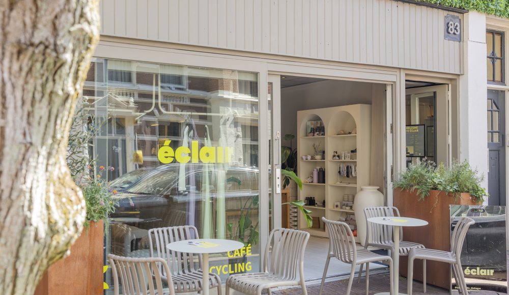 Façade du café Éclair avec des tables à l'extérieur.