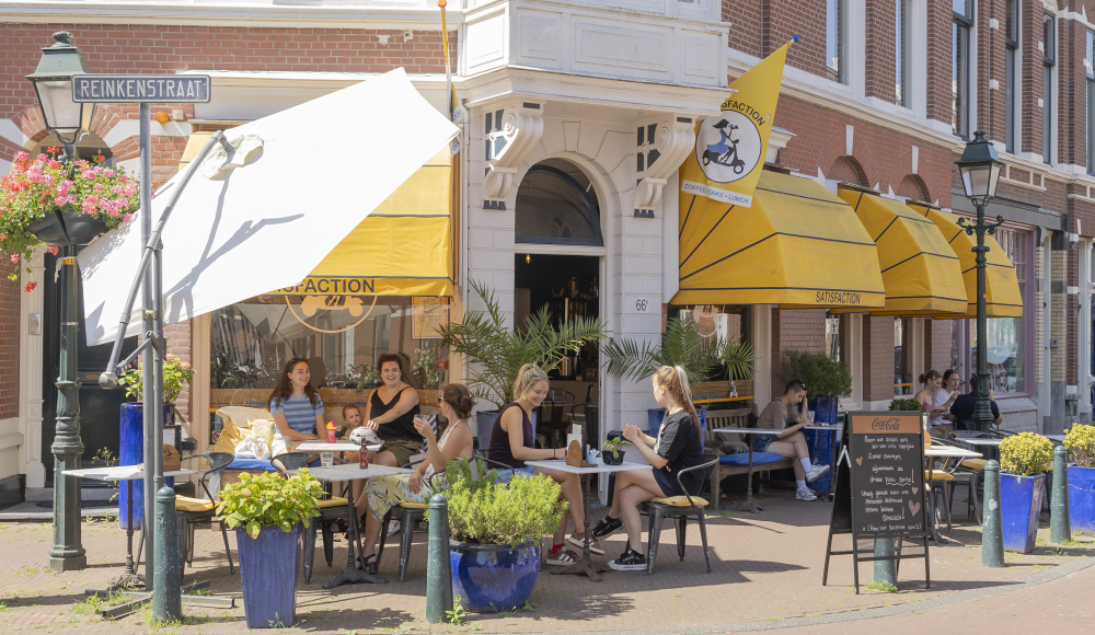 Mensen op een terras bij een café in Den Haag