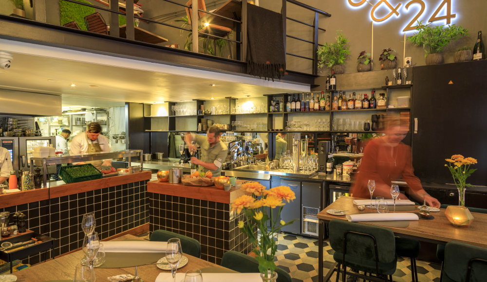 Cuisine animée du restaurant 6&24 avec des chefs au travail.