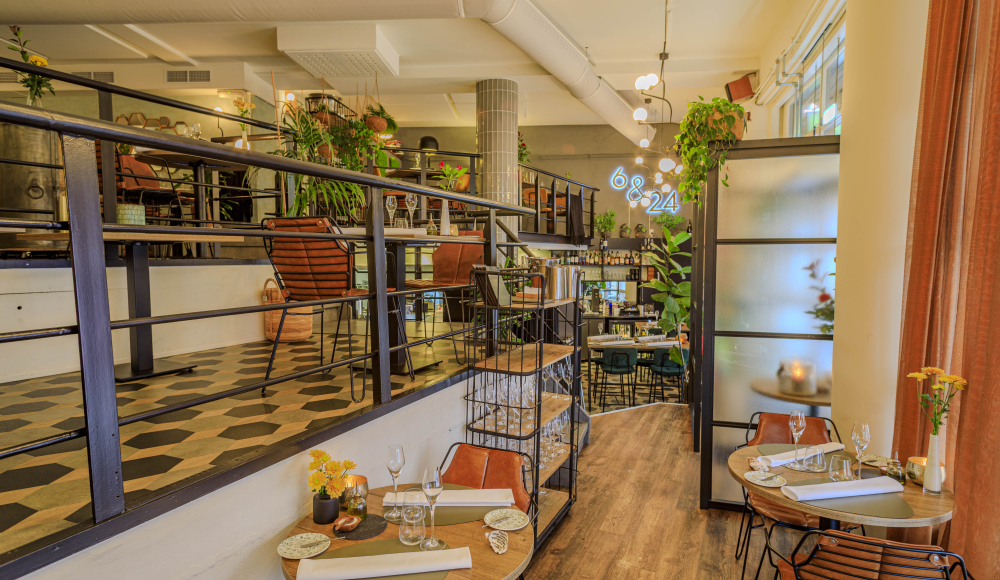 Restaurant élégant avec des sols en bois et des plantes.